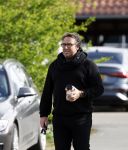 Hoogwoud 29 maart 2024
Marco Borsato en een vriend bij tuincentrum de Boet . Marco ging daar naartoe in zijn porsche Taycan.