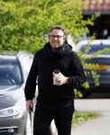 Hoogwoud 29 maart 2024
Marco Borsato en een vriend bij tuincentrum de Boet . Marco ging daar naartoe in zijn porsche Taycan.