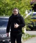 Hoogwoud 29 maart 2024
Marco Borsato en een vriend bij tuincentrum de Boet . Marco ging daar naartoe in zijn porsche Taycan.