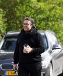 Hoogwoud 29 maart 2024
Marco Borsato en een vriend bij tuincentrum de Boet . Marco ging daar naartoe in zijn porsche Taycan.