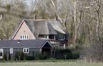 Noordwijkerhout 25 maart 2024
Het huis van martien Meiland en Erica Meiland staat te koop . Er staan 2 mannen in de tuin .