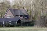 Noordwijkerhout 25 maart 2024
Het huis van martien Meiland en Erica Meiland staat te koop . Er staan 2 mannen in de tuin .