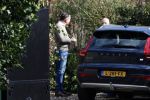 Noordwijkerhout 25 maart 2024
Het huis van martien Meiland en Erica Meiland staat te koop . Er staan 2 mannen in de tuin .