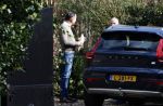 Noordwijkerhout 25 maart 2024
Het huis van martien Meiland en Erica Meiland staat te koop . Er staan 2 mannen in de tuin .