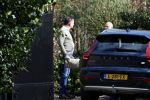 Noordwijkerhout 25 maart 2024
Het huis van martien Meiland en Erica Meiland staat te koop . Er staan 2 mannen in de tuin .