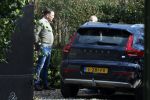 Noordwijkerhout 25 maart 2024
Het huis van martien Meiland en Erica Meiland staat te koop . Er staan 2 mannen in de tuin .
