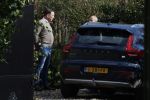 Noordwijkerhout 25 maart 2024
Het huis van martien Meiland en Erica Meiland staat te koop . Er staan 2 mannen in de tuin .
