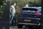 Noordwijkerhout 25 maart 2024
Het huis van martien Meiland en Erica Meiland staat te koop . Er staan 2 mannen in de tuin .
