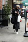 Amsterdam 26  maart 2024
Moniqiue des Bouvrie doet boodschappen in Amsterdam zuid.