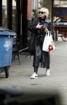 Amsterdam 26  maart 2024
Moniqiue des Bouvrie doet boodschappen in Amsterdam zuid.