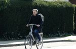 Enschede 2 maart 2024
Pieter Omtzigt vertrekt op de fiets vanaf zijn huis naar voetbalclub Emos.