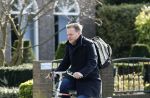 Enschede 2 maart 2024
Pieter Omtzigt vertrekt op de fiets vanaf zijn huis naar voetbalclub Emos.