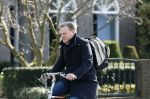 Enschede 2 maart 2024
Pieter Omtzigt vertrekt op de fiets vanaf zijn huis naar voetbalclub Emos.