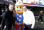 Heerenveen 24 maaart 2024
De hollandse 100 wordt dit jaar gereden in Thyalf . Aanwezig oa Prins Bernhard Prinses Annette Samuel v Vollenhoven Benjamin v Vollenhoven Prinses Margriet Mr Pieter v Vollenhoven Prins Maurits Lucas v Vollenhoven en  Prins Pieter Christiaan . Verder aanwezig Simon Keizer Bas Muijs (en vrouw) Marianne Timmer Benjamin Aslan Joy Beune Eduard Schaepman met zijn zoon en Rob Kamphues met vriendin.