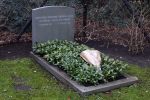 Lage Vuursche 6 maart 2024
Het graf van Prins Friso ligt er netjes bij . Er heeft iemand een bosje bloemen op gelegd.