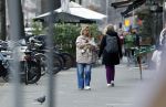 Amsterdam 20 maart 2024
tatjana Simic met haar hondje op straat in Amsterdam zuid.