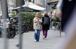 Amsterdam 20 maart 2024
tatjana Simic met haar hondje op straat in Amsterdam zuid.