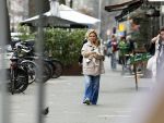 Amsterdam 20 maart 2024
tatjana Simic met haar hondje op straat in Amsterdam zuid.