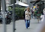 Amsterdam 20 maart 2024
tatjana Simic met haar hondje op straat in Amsterdam zuid.
