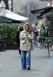 Amsterdam 20 maart 2024
tatjana Simic met haar hondje op straat in Amsterdam zuid.