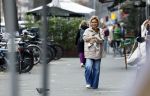 Amsterdam 20 maart 2024
tatjana Simic met haar hondje op straat in Amsterdam zuid.