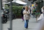 Amsterdam 20 maart 2024
tatjana Simic met haar hondje op straat in Amsterdam zuid.