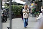 Amsterdam 20 maart 2024
tatjana Simic met haar hondje op straat in Amsterdam zuid.