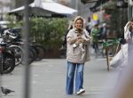 Amsterdam 20 maart 2024
tatjana Simic met haar hondje op straat in Amsterdam zuid.