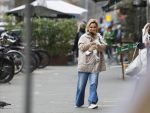 Amsterdam 20 maart 2024
tatjana Simic met haar hondje op straat in Amsterdam zuid.