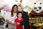Amsterdam 10 maart 2024
Premiere Kung Fu Panda in de pathe Arena. Tina Nijkamp met zoontje en Patty Brard