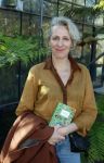 Amsterdam 1 maart 2026
Presentatie boek Lies Visschedijk bij de botanische tuin . Hans Dorrestijn reikte het eerste exemplaar uit . Aaf Brandt Corstius
