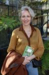 Amsterdam 1 maart 2026
Presentatie boek Lies Visschedijk bij de botanische tuin . Hans Dorrestijn reikte het eerste exemplaar uit . Aaf Brandt Corstius