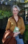 Amsterdam 1 maart 2026
Presentatie boek Lies Visschedijk bij de botanische tuin . Hans Dorrestijn reikte het eerste exemplaar uit . Aaf Brandt Corstius