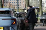 Amsterdam 30 maart 2026
De 3e en laatste dag van het hoger beroep van Ali B bij het paleis van justitie in Amsterdam . De pers was weer in grote getalen aanwezig . Ali B laat ik 500 meter van de rechtbank afzetten . Hier geeft hij documentairemaker Krista ArriÃ«ns haar geluidsapparatuur terug en geeft haar een hug . Vervolgens stapt hij bij zijn vrouw Breghje Kommers in de auto en rijden ze Amsterdam uit.