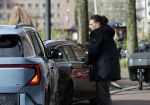 Amsterdam 30 maart 2026
De 3e en laatste dag van het hoger beroep van Ali B bij het paleis van justitie in Amsterdam . De pers was weer in grote getalen aanwezig . Ali B laat ik 500 meter van de rechtbank afzetten . Hier geeft hij documentairemaker Krista ArriÃ«ns haar geluidsapparatuur terug en geeft haar een hug . Vervolgens stapt hij bij zijn vrouw Breghje Kommers in de auto en rijden ze Amsterdam uit.