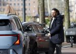 Amsterdam 30 maart 2026
De 3e en laatste dag van het hoger beroep van Ali B bij het paleis van justitie in Amsterdam . De pers was weer in grote getalen aanwezig . Ali B laat ik 500 meter van de rechtbank afzetten . Hier geeft hij documentairemaker Krista ArriÃ«ns haar geluidsapparatuur terug en geeft haar een hug . Vervolgens stapt hij bij zijn vrouw Breghje Kommers in de auto en rijden ze Amsterdam uit.