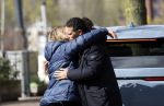 Amsterdam 30 maart 2026
De 3e en laatste dag van het hoger beroep van Ali B bij het paleis van justitie in Amsterdam . De pers was weer in grote getalen aanwezig . Ali B laat ik 500 meter van de rechtbank afzetten . Hier geeft hij documentairemaker Krista ArriÃ«ns haar geluidsapparatuur terug en geeft haar een hug .