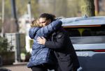 Amsterdam 30 maart 2026
De 3e en laatste dag van het hoger beroep van Ali B bij het paleis van justitie in Amsterdam . De pers was weer in grote getalen aanwezig . Ali B laat ik 500 meter van de rechtbank afzetten . Hier geeft hij documentairemaker Krista ArriÃ«ns haar geluidsapparatuur terug en geeft haar een hug .