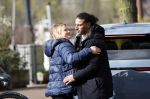 Amsterdam 30 maart 2026
De 3e en laatste dag van het hoger beroep van Ali B bij het paleis van justitie in Amsterdam . De pers was weer in grote getalen aanwezig . Ali B laat ik 500 meter van de rechtbank afzetten . Hier geeft hij documentairemaker Krista ArriÃ«ns haar geluidsapparatuur terug en geeft haar een hug .
