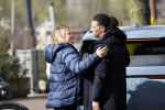 Amsterdam 30 maart 2026
De 3e en laatste dag van het hoger beroep van Ali B bij het paleis van justitie in Amsterdam . De pers was weer in grote getalen aanwezig . Ali B laat ik 500 meter van de rechtbank afzetten . Hier geeft hij documentairemaker Krista ArriÃ«ns haar geluidsapparatuur terug en geeft haar een hug .