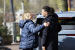 Amsterdam 30 maart 2026
De 3e en laatste dag van het hoger beroep van Ali B bij het paleis van justitie in Amsterdam . De pers was weer in grote getalen aanwezig . Ali B laat ik 500 meter van de rechtbank afzetten . Hier geeft hij documentairemaker Krista ArriÃ«ns haar geluidsapparatuur terug en geeft haar een hug .