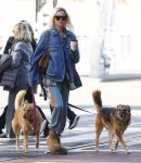 Amsterdam 5 maart 2026
Annekee Molenaar met hun 2 honden op straat in Amsterdam zuid.