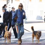 Amsterdam 5 maart 2026
Annekee Molenaar met hun 2 honden op straat in Amsterdam zuid.