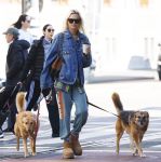 Amsterdam 5 maart 2026
Annekee Molenaar met hun 2 honden op straat in Amsterdam zuid.