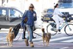 Amsterdam 5 maart 2026
Annekee Molenaar met hun 2 honden op straat in Amsterdam zuid.