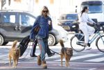 Amsterdam 5 maart 2026
Annekee Molenaar met hun 2 honden op straat in Amsterdam zuid.