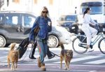 Amsterdam 5 maart 2026
Annekee Molenaar met hun 2 honden op straat in Amsterdam zuid.