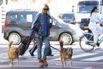Amsterdam 5 maart 2026
Annekee Molenaar met hun 2 honden op straat in Amsterdam zuid.