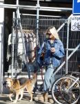 Amsterdam 5 maart 2026
Annekee Molenaar met hun 2 honden op straat in Amsterdam zuid.