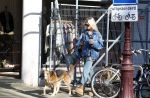 Amsterdam 5 maart 2026
Annekee Molenaar met hun 2 honden op straat in Amsterdam zuid.